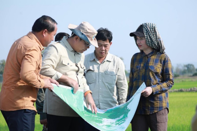 លោកជំទាវ​អភិបាលខេត្ត​ប៉ៃលិន បាន ស្រីមុំ អញ្ជើញ​អមដំណើរ​ឯកឧត្តម រដ្ឋមន្ត្រី​ក្រសួង​ធនធានទឹក និង​ឧតុនិយម ថោ ជេដ្ឋា ចុះ​ពិនិត្យ​ស្ថានភាព​ស្រូវប្រាំង ស្ថិតក្នុង​ឃុំ​សាលា​ក្រៅ ស្រុក​សាលា​ក្រៅ ខេត្ត​ប៉ៃលិន ដើម្បី​ធ្វើការ​ជួយ​សង្គ្រោះ​ឱ្យបាន​ទាន់​ពេលវេលា​