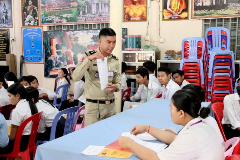 មន្ត្រីនគរបាល​ខេត្ត​បាត់ដំបង ចុះ​បំពេញបែបបទ​ផ្តល់​អត្តសញ្ញាណប័ណ្ណ​សញ្ជាតិ​ខ្មែរ ជូន​សិស្សានុសិស្ស​នៅ​វិទ្យាល័យ ក្តុល​ដូនទាវ​