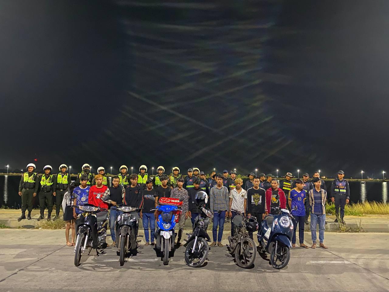 អាវុធហត្ថ​រាជធានី​ភ្នំពេញ ដាក់វិន័យ​រដ្ឋបាល ដោយ​កោស​ក់ហាត់​កីឡា ទៅ​លើ​ក្មេង​ទំនើ​ង​១៤​នាក់ បង្ហោះ​ម៉ូតូ​លើ​ផ្លូវ​សាធារណៈ​!