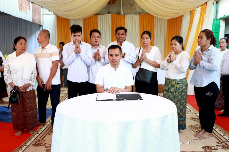 ឯកឧត្តម​អភិ​សន្តិ​បណ្ឌិត ស សុខា អញ្ជើញ​ចូលរួម​ពិធី​បុណ្យ​សព​ឧបាសិកា នាង ហេង ត្រូវជា​ម្តាយបង្កើត​របស់​លោកស្រី នៅ សុខ​ជា