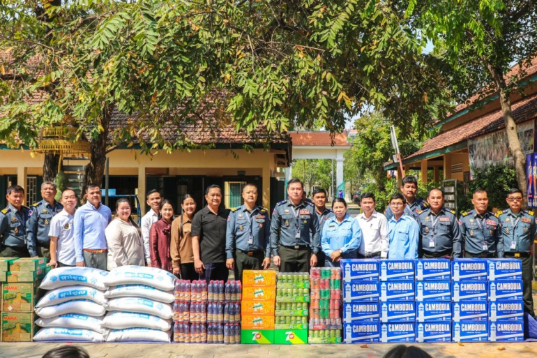 ​កងរាជអាវុធហត្ថ​សៀមរាប ចូលរួម​ចែករំលែក​ក្តី​ស្រឡាញ់ក្នុង​កម្មវិធីស​ប្បុរ​សធ​ម៍​នៅ​វិទ្យាល័យ​អប់រំ​ពិសេស​សៀមរាប ជូន​ដល់​ក្រុម​កុមារ និង​សិស្សានុសិស្ស​ពិការភ្នែក គរ​ថ្លង់​!