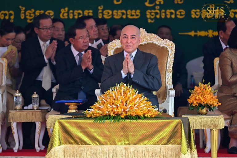 សម្ដេច​តេជោ ហ៊ុន សែន អញ្ជើញ​ដង្ហែ​ព្រះមហាក្សត្រ យាង​ជា​ព្រះរាជាធិបតីភាព​ដ៏​ខ្ពង់ខ្ពស់​បំផុត​ក្នុង​ក្នុង​ព្រះរាជ​ពិធី សម្ពោធ​ដាក់​ឱ្យ​ប្រើប្រាស់​មហា​កុដិ សម្តេចព្រះសង្ឃរាជ ជួន ណាត និង​ដំណើរការ​ឡើងវិញ​នូ​វទ្យាស្ថាន​ស្រាវជ្រាវ និង​អភិរក្ស​សាស្ត្រា​ស្លឹករឹត​ខ្មែរ