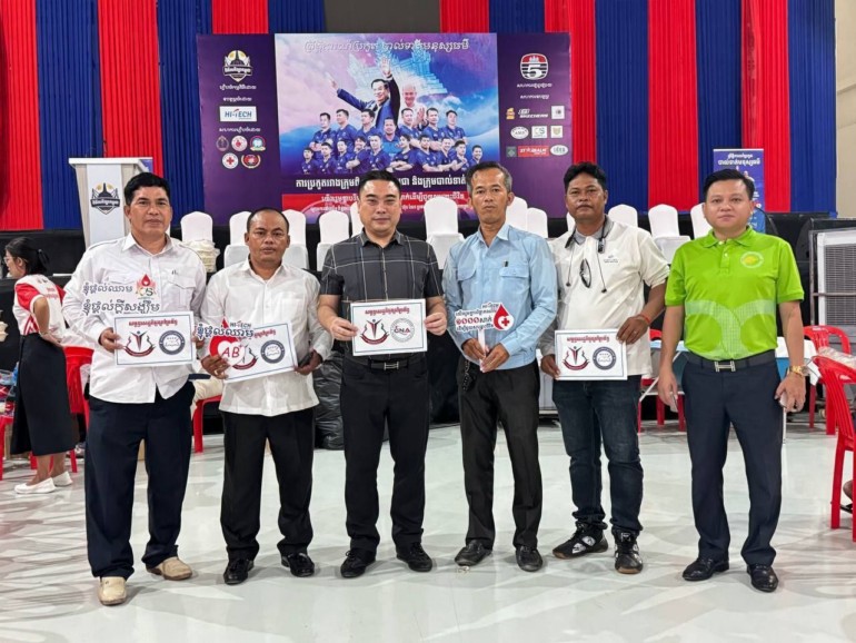 លោក​បណ្ឌិត ហោ សេរី​វឌ្ឍន៍ ប្រធាន​សម្ពន្ធ​សេដ្ឋកិច្ច​ក្រៅ​ប្រព័ន្ធ​ បាន​ដឹកនាំ​សមាជិក សមាជិកា សមាគម នៃ​សម្ពន្ធ​សេដ្ឋកិច្ច​ក្រៅ​ប្រព័ន្ធ ចូលរួម​បរិច្ចាគ​ឈាម ក្នុង​យុទ្ធនាការ​ «​យើង​រួម​គ្នា​បរិច្ចាគ​ឈាម​មួយ​ពាន់​សាក់​ដើម្បី​សង្គ្រោះ​ជីវិត​»