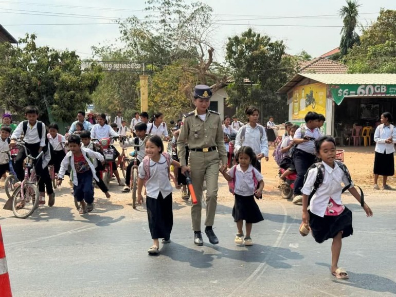 នគរបាល​គ្រប់​ក្រុង​-​ស្រុក ចុះ​រៀបចំ​សណ្តាប់ធ្នាប់​តាម​ទីប្រជុំជន និង​សម្រួល​ចរាចរណ៍​ជូន​សិស្ស​តាម​សាលារៀន​