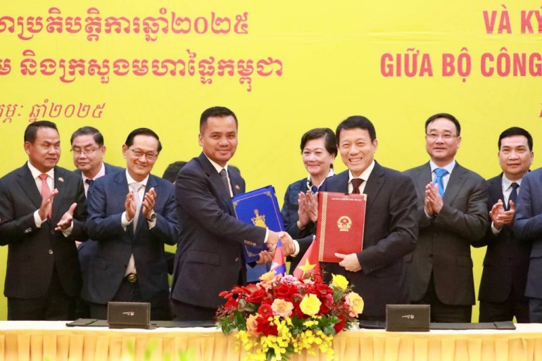 អ្នកនាំពាក្យ បញ្ជាក់ថា ទស្សនកិច្ច​ឯកឧត្តម​អភិ​សន្តិ​បណ្ឌិត ស សុខា ធ្វើឱ្យ​កិច្ចសហប្រតិបត្តិការ កម្ពុជា​-​វៀតណាម ក្នុង​វិស័យ​មហាផ្ទៃ បោះជំហាន​ប្រកបដោយ​វឌ្ឍនភាព​!