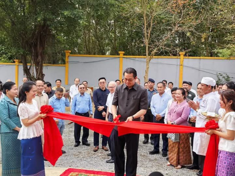 ឯកឧត្តម ម៉ា​ង ស៊ី​ណេត អភិបាលខេត្ត​ព្រះសីហនុ​អញ្ជើញ​ជា​អធិបតី​ក្នុង​ពិធី​កាត់​ខ្សែបូរ​ដាក់អោយ​ប្រើប្រាស់​ជា​ផ្លូវការ​អគារ​សម្ព​ព និង​រោគ​ស្ត្រី​មណ្ឌល​សុខភាព ស្រុក​ស្ទឹង​ហាវ ព្រមទាំង​ទស្សន​:​កិច្ច​រោងចក្រ​ផលឹត​សូឡា និង​ដើ​ម Christmas ក្នុង​តំបន់​សេដ្ឋកិច្ច​ពិសេស ក្រុង​/​ខេត្ត​ព្រះសីហនុ​