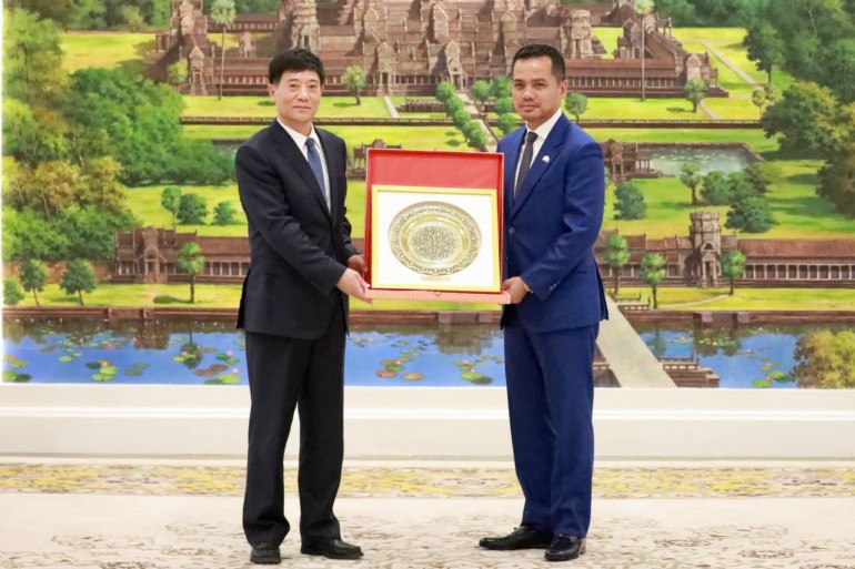 ឯកឧត្តម​អភិ​សន្តិ​បណ្ឌិត ស សុខា និង​ឧបការី​រដ្ឋមន្ត្រី​ក្រសួង​សន្តិសុខ​សាធារណៈ​ចិន វាយតម្លៃ​ខ្ពស់​ចំពោះ​កិច្ចសហប្រតិបត្តិការ​អនុវត្ត​ច្បាប់​!