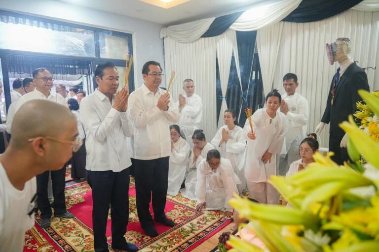 ឯកឧត្តម ម៉ា​ង ស៊ី​ណេត បាន​អញ្ជើញ​គោរព​វិញ្ញាណក្ខន្ធ​សព​ឧបាសក ជ័យ វិសុ​ន នៅ​គេហដ្ឋាន នៃ​សព ស្ថិតនៅ​ឃុំ​ទំនប់រលក ស្រុក​ស្ទឹង​ហាវ​