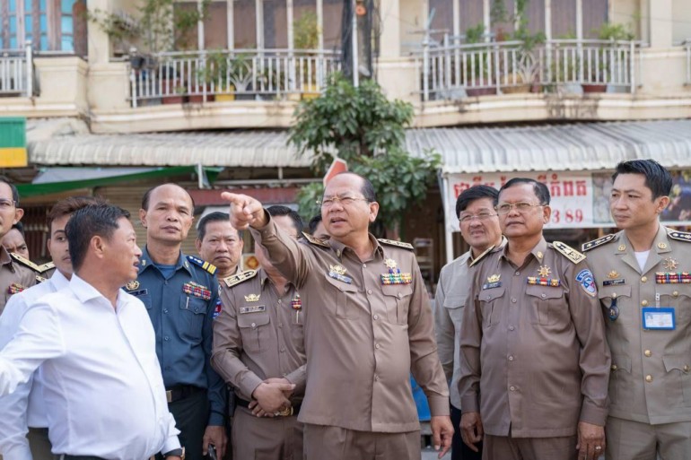 ឯកឧត្តម បណ្ឌិត ម៉ៅ ធនិន អភិបាល​ខេត្ត​កំពត ដឹកនាំ​ជួរ​ថ្នាក់ដឹកនាំ​នៃ​មន្ត្រីរាជការ មន្ទីរជំនាញ អាជ្ញាធរ និង​អ្នកពាក់ព័ន្ធ ចុះ​ពិនិត្យ និង​បើក​ការដ្ឋាន​ផ្លូវ​អ៊ុត​បេតុង​កៅស៊ុ AC (Asphalt Concrete) តាម​បណ្តោយ​ផ្លូវ​ប្រប​មាត់​ព្រែក​កំពង់បាយ ដើម្បី​លើកកម្ពស់​គុណភាព សោភ័ណភាព