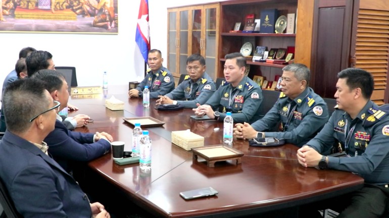 ឧត្តមសេនីយ៍ត្រី សៀ ទីន ទទួល​ស្វាគមន៍​ប្រតិភូ​សភា​ពាណិជ្ជកម្ម​មណ្ឌល​ខេត្តសៀមរាប ឧត្តរមានជ័យ ធ្វើ​ទស្សនកិច្ច​សិក្សា អង្គភាព​កងរាជអាវុធហត្ថ​ខេត្តសៀមរាប !