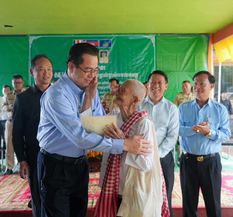 ឯកឧត្តម ម៉ា​ង ស៊ី​ណេត អភិបាល នៃ​គណៈ​អភិបាលខេត្ត​ព្រះសីហនុ អញ្ជើញ​ជា​គណអធិបតី​ក្នុង​ពី​ធី​ចែក​វិញ្ញាបនបត្រ​សម្គាល់​ម្ចាស់​អចលនវត្ថុ​ភូមិ​ព្រៃនប់​១ ព្រៃនប់​២ ព្រៃនប់​៣ ភូមិ​បត់​សិរមាន់ និង​ភូមិ​បែក​ក្រង់ ឃុំ​ព្រៃ​នប់ ស្រុក​ព្រៃនប់​