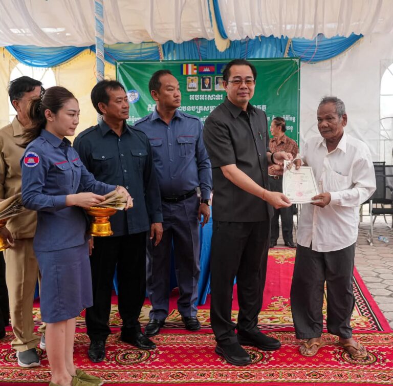 ភិបាល​ខេត្ត​ព្រះសីហនុ អញ្ជើញ​ជា​អធិបតី​ក្នុង​ពី​ធី​ចែក​វិញ្ញាបនបត្រ​សម្គាល់​ម្ចាស់​អចលនវត្ថុ​ជូន​ប្រជាពលរដ្ឋ​ចំនួន ៨​ភូមិ ក្នុង​ឃុំ​អូរ​បាក់រទេះ ឃុំ​ចំការ​ហ្លួង និង​ឃុំ​ស្ទឹង​ឆាយ ស្រុក​កំពង់សីលា​