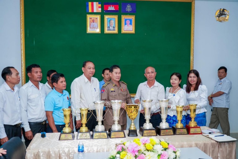 ​អភិបាលខេត្ត​ពោធិ៍សាត់ អបអរសាទរ និង​វាយតម្លៃ​ខ្ពស់​ដល់​លោកគ្រូ អ្នកគ្រូ ដែល​បាន​ខិតខំ​ដឹកនាំ បង្ហាត់បង្រៀន រហូត​ទទួលបាន​ជ័យលាភី​ពានរង្វាន់​នាយក​ល្អ គ្រូ​ល្អ ក៏​ដូចជា​សាលារៀន​គំរូ ទូទាំង​ប្រទេស