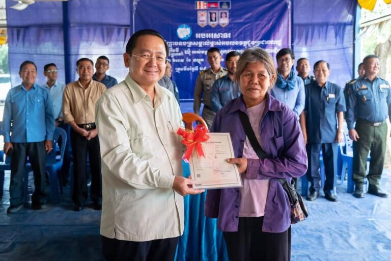 ឯកឧត្តម សុខ លូ អញ្ជើញ​ចែក​វិញ្ញាបនបត្រ​សម្គាល់​ម្ចាស់​អចលនវត្ថុ​ជូន​ពលរដ្ឋ​នៅ​ស្រុក​មោងឫស្សី​