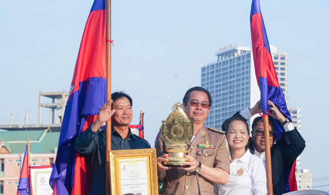 ឯកឧត្តម ម៉ា​ង ស៊ី​ណេ​ត អញ្ជើញ​ជា​អធិបតី ក្នុង​ពិធី​ដង្ហែរ​ពាន​ជ័យលាភី អង្គភាព​ផ្តល់​សេវា​សាធារណៈ​គំរូ ក្នុង​វិស័យ​អប់រំ និង​សុខាភិបាល ឆ្នាំ​២០២៤ របស់​រដ្ឋបាល​ខេត្ត​ព្រះសីហនុ​