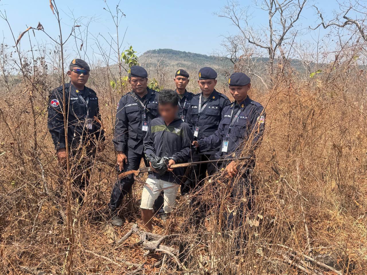 អាវុធហត្ថខេត្តសៀមរាប បំបែកសំណុំរឿងឃាតកម្ម សម្លាប់បុរសម្នាក់ជាអ្នកភូមិជាមួយគ្នា គេចខ្លួនបាន១យប់ ជនដៃដល់ត្រូវបានឃាត់ខ្លួន!