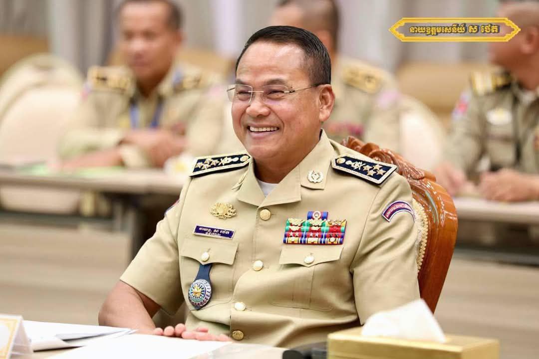 អាវចំណាំងផ្លាតអន្តរាគមន៍ចំនួន១៩០អាវដែលជាអំណោយដ៏ថ្លៃថ្លារបស់ ឯកឧត្ដមនាយឧត្ដមសេនីយ៍ ស ថេត ប្រគល់ជូនកងកម្លាំងអន្តរាគមន៍នៃស្នងការដ្ឋាននគរបាលខេត្តបន្ទាយមានជ័យ