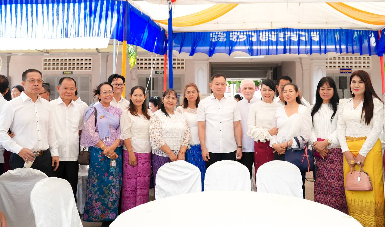 ឧត្តមសេនីយ៍ឯក រ័ត្ន ស្រ៊ាង រួមជាមួយមិត្តភក្តិរួមជំនាន់ និងអតីតលោកគ្រូអ្នកគ្រូបង្រៀនសាលាបាក់ទូក បាននាំយកបច្ច័យចូលរួមពិធីបុណ្យផ្ការស្មីសាមគ្គី នៅវិទ្យាល័យបាក់ទូក !