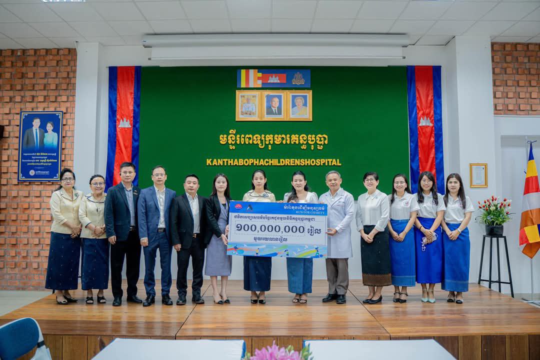 ក្រសួងព័ត៌មាននាំយកថវិកា១០០លានរៀលដែលប្រមូលបានពីព្រឹត្តិការណ៍រត់ «ម៉ារ៉ាតុងដើម្បីមនុស្សធម៌» ប្រគល់ជូនមូលនិធិគន្ធបុប្ផាកម្ពុជា
