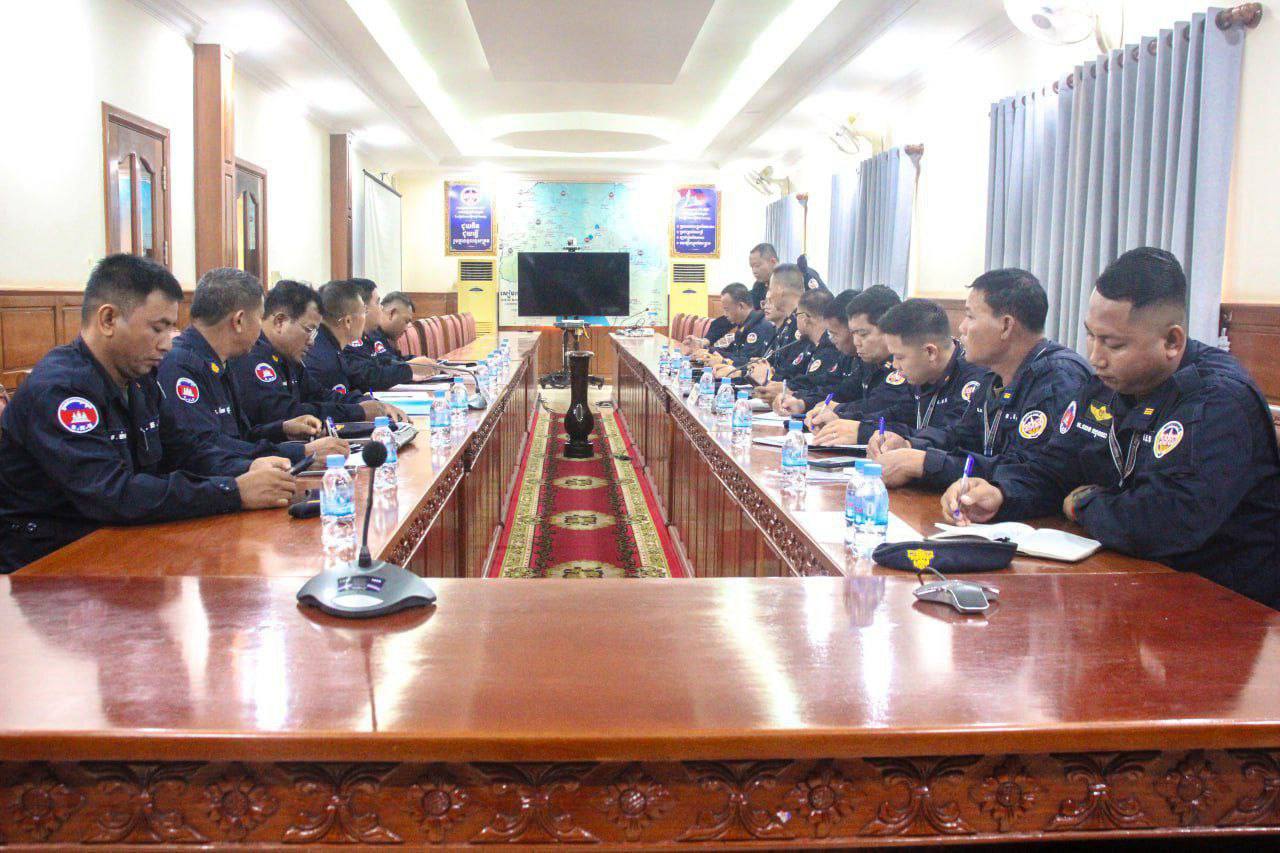 នៅព្រឹក ថ្ងៃទី២៣ ខែមីនា ឆ្នាំ២០២៥ នៅបញ្ជាការដ្ឋានកងរាជអាវុធហត្ថខេត្តសៀមរាប លោកវរសេនីយ៍ឯក សូរ ឆៃលី មេបញ្ជាការរង កងរាជអាវុធហត្ថខេត្តសៀមរាប ទទួលការងារហ្វឹកហ្វឺន បានដឹកនាំក្រុមការងារ ទទួលស្វាគមន៍ប្រតិភូក្រុមការងារជំនាញ កងរាជអាវុធហត្ថលើផ្ទៃប្រទេស ដឹកនាំដោយ លោកឧត្តមសេនីយ៍ត្រី ឆាយ សូគ៍ា ស្នងការរង ស្នងការដ្ឋានកសាងកម្លាំង អញ្ជើញចុះត្រួតពិនិត្យ និង វាយតម្លៃវគ្គបំប៉នសណ្តាប់ធ្នាប់ជួរទ័ព ផែនឈរ-ផែនដើរ (ផែនព្យុហយាត្រា) របស់សិក្ខាកាម នៃកងរាជអាវុធហត្ថខេត្តសៀមរាប ត្រៀមចូលរួមពិធីសម្ពោធសមិទ្ធផលដាក់ឱ្យប្រើប្រាស់មជ្ឈមណ្ឌលហ្វឹកហ្វឺនកងរាជអាវុធហត្ថភ្នំជុំសែនរីករាយ និងការប្រារព្ធខួបលើកទី៣២ ទិវាកងរាជអាវុធហត្ថ (១៤ កក្កដា ១៩៩៣ – ១៤ កក្កដា ២០២៥) ។