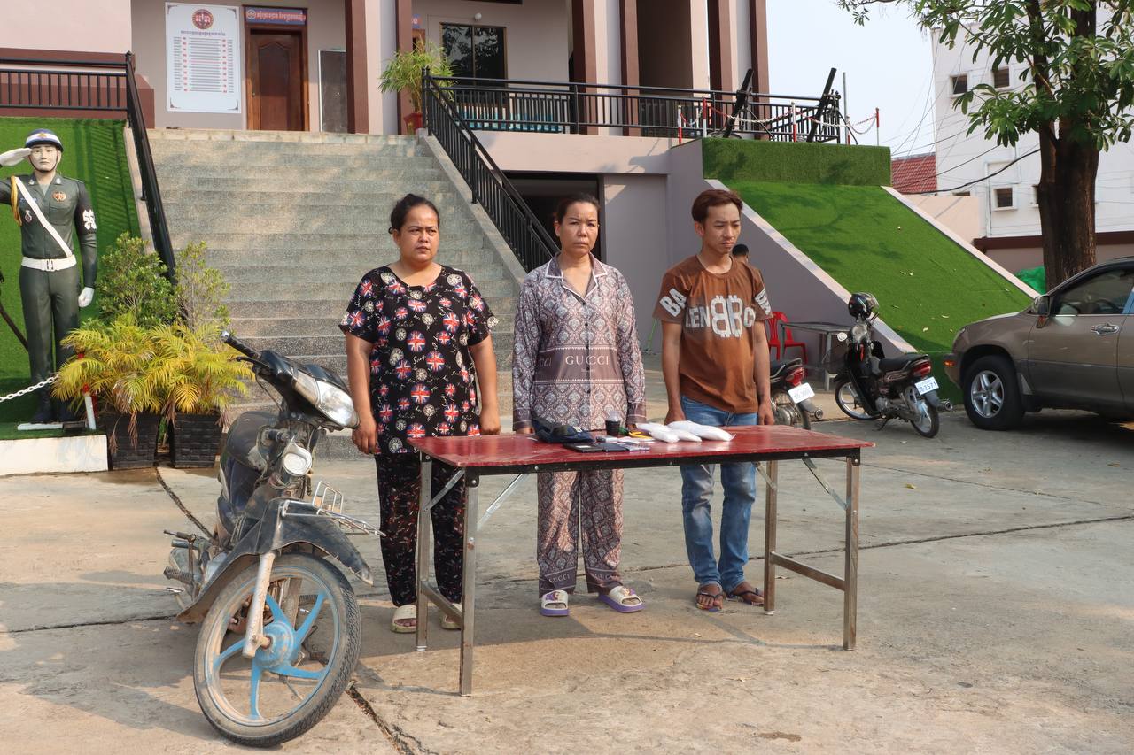 កងរាជឣាវុធហត្ថខេត្តបញ្ជូនជនសង្ស័យ៣នាក់ ទៅសាលាដំបូងខេត្តឣនុវត្តតាមនីតិវិធី ពាក់ព័ន្ធករណីជួញដូរ និងប្រើប្រាស់ដោយខុសច្បាប់នូវគ្រឿងញៀន…