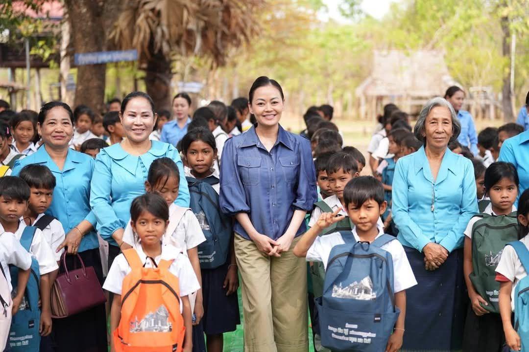 ភរិយាអភិបាលខេត្តព្រះវិហារ ដឹកនាំក្រុមការងារសមាគមនារីកម្ពុជាដើម្បីសន្តិភាព និងអភិវឌ្ឍន៍ខេត្ត ចុះចែកសម្ភារសិក្សា ដល់សិស្សានុសិស្ស លោកគ្រូ អ្នកគ្រូ ជាង២០០នាក់ នៅសាលាបឋមសិក្សាកោះកេរ្តិ៍