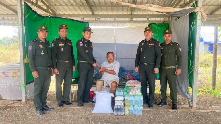 លោក​វីរៈ​សេនីយ៍​ទោ ឡេ ង​ហុង​លាង​នាំ​អំណោយ​លោក​ឧត្តមសេនីយ៍ត្រី ជឹម ប៊ុន​អាន មេបញ្ជាការ​តំបន់​ប្រតិបត្តិការ​សឹក​រង​ខេត្ត​បន្ទាយមានជ័យ ជូន​អតីតយុទ្ធជន​