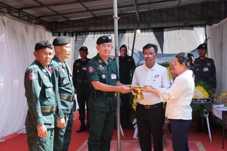 លោក​ឧត្តមសេនីយ៍ទោ សិទ្ធិ ឡោះ ចាត់​តំណាង​នាំយក​ថវិកា​របស់​សមា​គម​មិត្ត​នគរបាល​ជាតិ​កម្ពុជា ទៅ​ប្រគល់ជូន​ក្រុមគ្រួសារ​សព​លោក​អនុសេនីយ៍ត្រី រិទ្ធ សីហមុនី​ឆ​ព័ន​រង្សី​