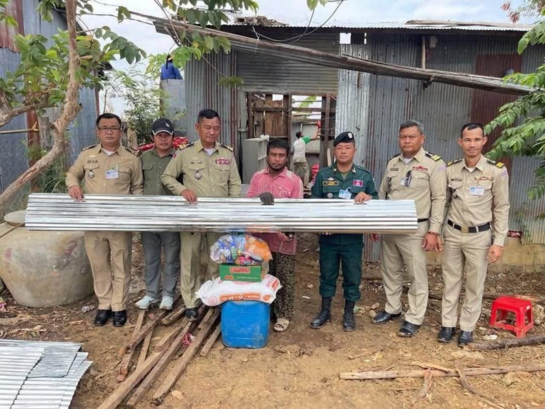 លោក​វរសេនីយ៍ទោ ព្រហ្ម ពិសិដ្ឋ អធិការ​នគរបាល​ក្រុង​ប៉ោយ​ប៉ែត ដឹកនាំ​កម្លាំង​នគរបាល​ក្រោម​ឱវាទ ចុះសួរសុខទុក្ខ​និង​ជួយ​ជួសជុលផ្ទះ​ជូន ប្រជាពលរដ្ឋ​ដែល​រងគ្រោះ​ដោយ​ខ្យល់​កន្ត្រាក់​ចំនួន ៦​គ្រួសារ នៅ​ភូមិ​ព្រៃ​គប់​
