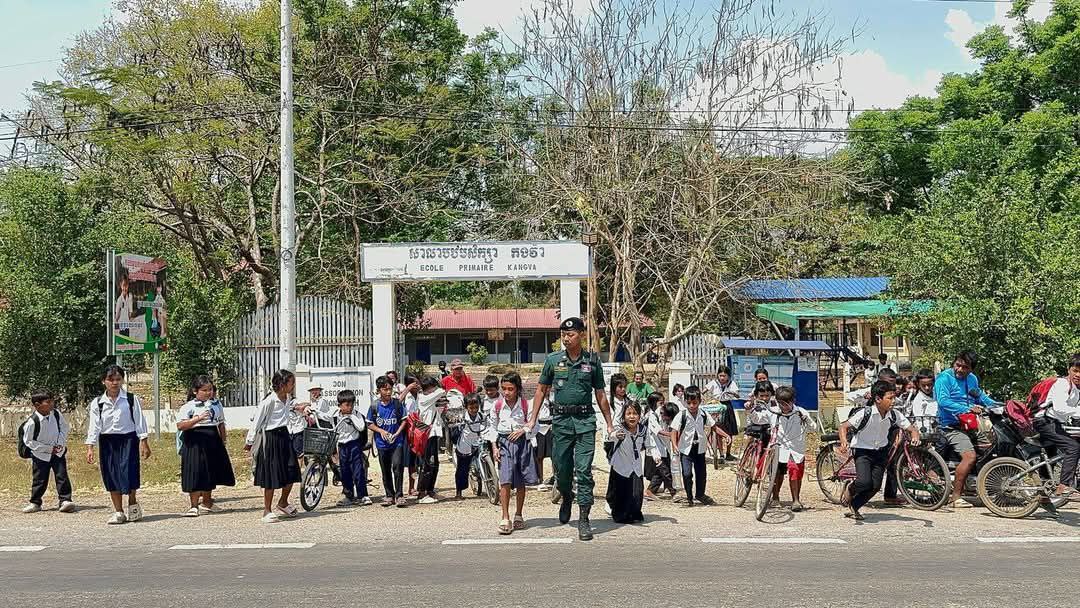 ​កម្លាំង​នគរបាល​ចុះ​សម្រួល​ចរាច​រណ៍ ជូន​លោកគ្រូ អ្នកគ្រូ និង​សិស្សានុសិស្ស​នៅ​តាម​សាលារៀន​ដើម្បី​កត់​បន្ថយ​ការកកស្ទះ និង​អត្រា​គ្រោះថ្នាក់​ចរាចរណ៍​តាម​មូលដ្ឋាន​