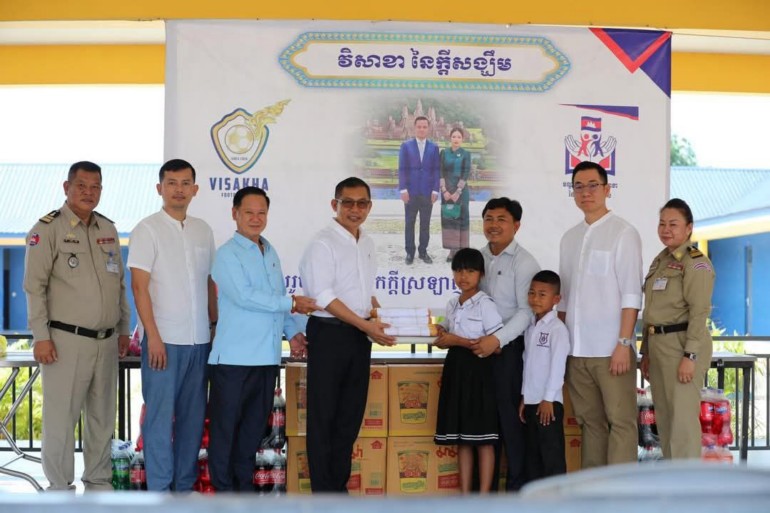 ​លោក​ឧត្តមសេនីយ៍ទោ សិទ្ធិ ឡោះ នាំយក​អំណោយ​ដ៏​ថ្លៃថ្លា​របស់ ឯកឧត្តម​អភិ​សន្តិ​បណ្ឌិត ស សុខា ឧបនាយករដ្ឋមន្ត្រី រដ្ឋមន្ត្រីក្រសួង​មហាផ្ទៃ និង​លោកជំទាវ ជូន​មណ្ឌល​កុមារកំព្រា វិសាខា នៃ​ក្តីសង្ឃឹមវ​ត្ត​ខ្ចាស់​