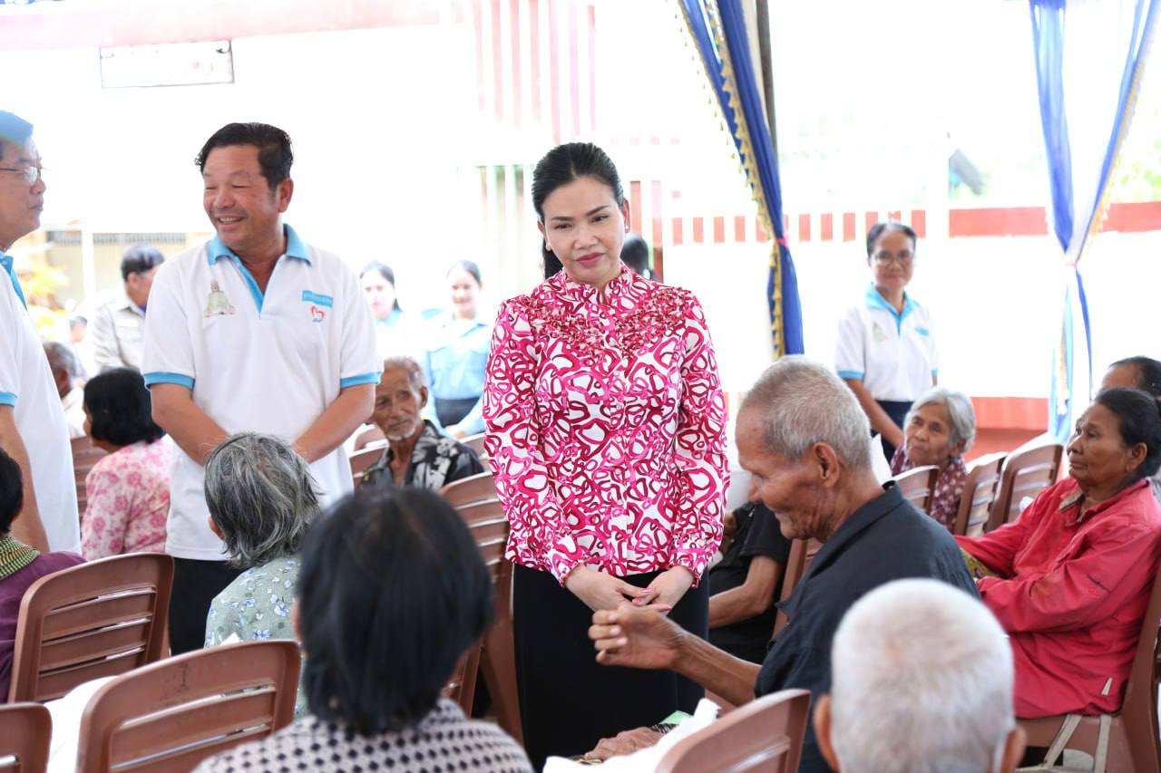 លោកជំទាវ​បណ្ឌិត បាន ស្រីមុំ អញ្ជើញ​សួរសុខទុក្ខ​លោកយាយ លោកតា​ចាស់ជរា​គ្មាន​ទីពឹង​ក្នុង​ក្រុងប៉ៃលិន​
