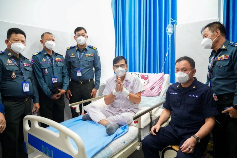 ឧត្តមសេនីយ៍ឯក រ័ត្ន ស្រ៊ាង រួម​ជាមួយ​មន្ត្រី​ក្រោម​ឱវាទ អញ្ជើញ​ចុះ​សួរសុខទុក្ខ លោក​មេបញ្ជាការរង កងរាជអាវុធហត្ថ​រាជធានី​ភ្នំពេញ ដែល​បាន​ព្យាបាល​ដោយ​វះកាត់​ដុំ​គីស​ខ្នង​នៅ​មន្ទីរពេទ្យ​!