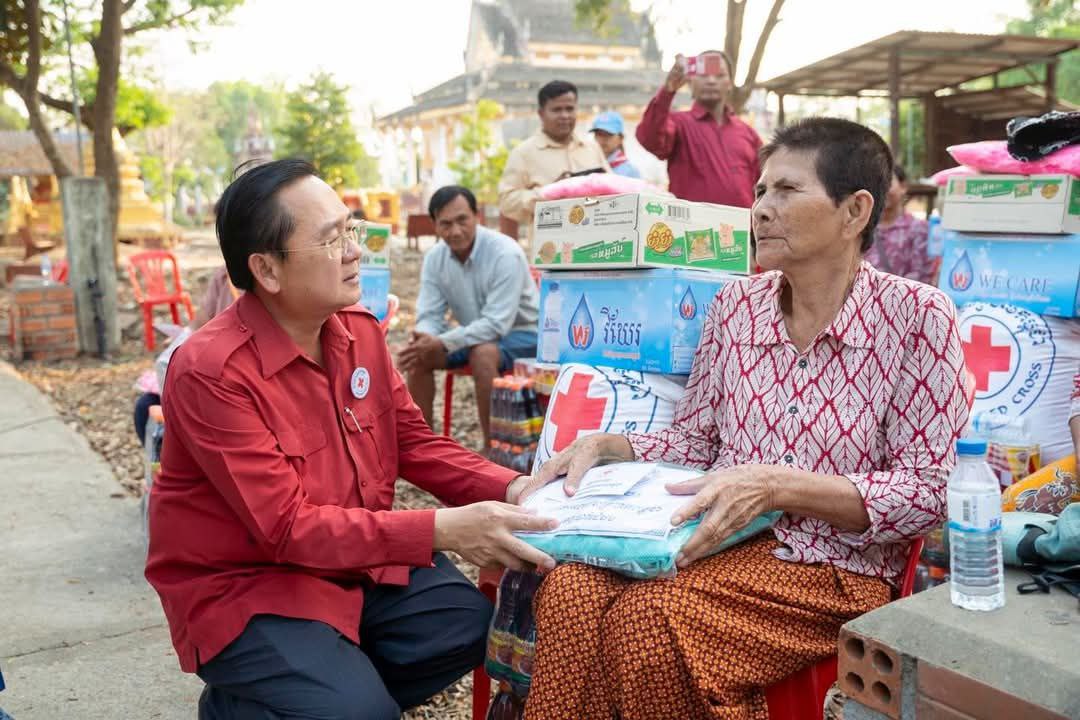 ប្រជាពលរដ្ឋ​រងគ្រោះ​ដោយ​ខ្យល់​កន្ត្រាក់​រលំ​ទាំងស្រុង និង​ប៉ើង​ដំបូល​ធ្ងន់ធ្ងរ​ចំនួន​៤៦​គ្រួសារ​នៅ​ស្រុក​សង្កែ​ទទួលបាន​អំណោយ​មនុស្សធម៌​ពី​សាខា​កាកបាទក្រហមកម្ពុជា ខេត្ត​បាត់ដំបង​