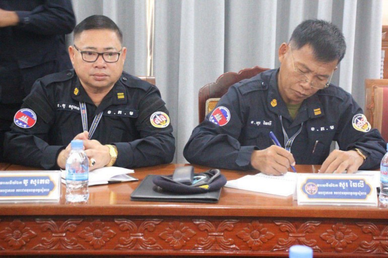 កងរាជអាវុធហត្ថ​ខេត្តសៀមរាប ដឹកនាំ​ក្រុម​ការងារ ទទួល​ស្វាគមន៍​ប្រតិភូ​ក្រុមការងារ​ជំនាញ កងរាជអាវុធហត្ថ​លើ​ផ្ទៃ​ប្រទេស ដឹកនាំ​ដោយ លោក​ឧត្តមសេនីយ៍ត្រី ឆាយ សូ​គា៍ ចុះ​ត្រួតពិនិត្យ និង វាយតម្លៃ​វគ្គ​បំប៉ន​សណ្តាប់ធ្នាប់​ជួរ​ទ័ព ផែន​ឈរ​-​ផែន​ដើរ (​ផែន​ព្យុហយាត្រា​) របស់​សិក្ខាកាម នៃ​កងរាជអាវុធហត្ថ​ខេត្តសៀមរាប