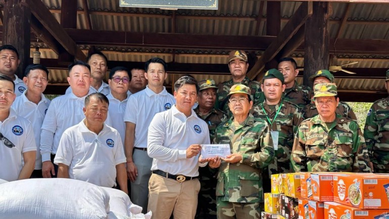 ជំនួយការ​ផ្ទាល់​សម្តេច​តេជោ ហ៊ុន សែន ចុះសួរសុខទុក្ខ នាំ​អំណោយ និង​ថវិកា​របស់​សម្តេច​តេជោ និង​សម្តេច​កិត្តិ​ព្រឹទ្ធ​បណ្ឌិត ជូន​កងទ័ព​ដែល​ឈរជើង​ការពារ​ព្រំដែន​ប្រចាំ​ទិស​ប្រាសាទ​តា​មាន់ និង​ប្រាសាទ​តា​ក្របី ខេត្ត​ឧត្តរមានជ័យ