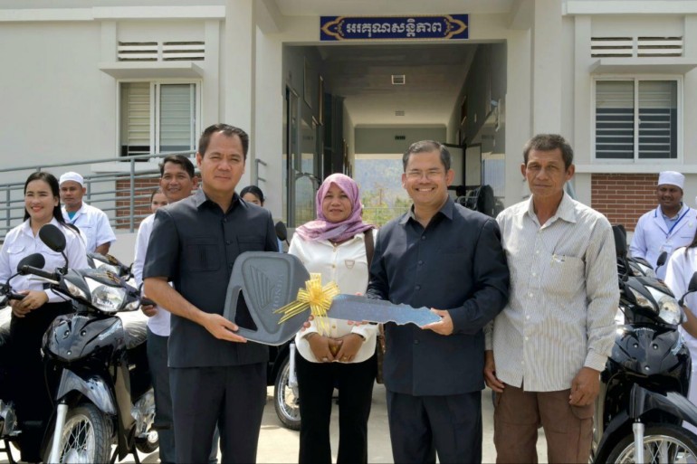 សម្តេច​មហា​បវរ​ធិបតី ហ៊ុន ម៉ា​ណែ​ត និង​លោកជំទាវ​បណ្ឌិត ផ្តល់​ម៉ូតូ​២២​គ្រឿង ដល់​អាជ្ញាធរ​ភូមិ ក្រុមគ្រូពេទ្យ និង​គ្រូ​បង្រៀន នៅ​ភូមិ​ប៊ុនរ៉ានី​សែន​ជ័យ​ដំណាក់​ទ្រយឹង ឃុំ​ព្រ​ងិល ស្រុក​ភ្នំក្រវាញ ខេត្ត​ពោធិ៍សាត់