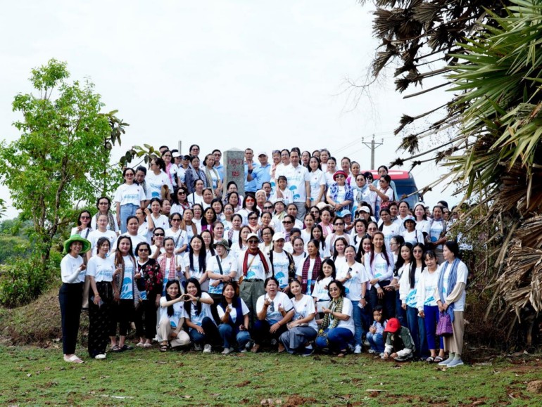 ​អបអរ​ទិវា​អន្តរជាតិ ៨​មីនា​! រដ្ឋមន្ត្រី នេត្រ ភ​ក្ត្រា ដឹកនាំ​មន្ត្រី​រាជការ​ជា​ស្ត្រី​នៃ​ក្រសួង​ព័ត៌មាន​ជាង​២០០​នាក់ ធ្វើ​ដំណើរ​ទស្សនកិច្ច​នៅ​បង្គោល​ព្រំដែន ដើម្បី​ស្វែងយល់​ពី​ការពិត​ជាក់ស្តែង​នៃ​កិច្ចការពារ​បូរណភាព​ទឹកដី និង​អធិបតេយ្យភាព​ជាតិ​របស់​រដ្ឋាភិបាលកម្ពុ​ជា