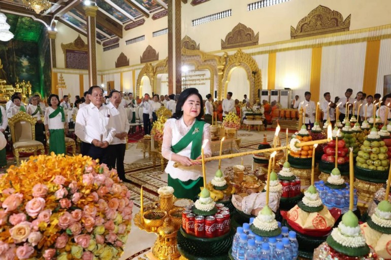 សម្ដេចកិត្ដិព្រឹទ្ធបណ្ឌិត ប៊ុន រ៉ានី ហ៊ុនសែន អញ្ជើញក្រុងពាលី ចម្រើនព្រះបរិត្ត ក្នុងព្រះរាជពិធីស្រោចស្រពព្រះសុគន្ធវារី ថ្វាយនិងប្រគេន សម្តេចព្រះមហាសង្ឃរាជ សម្តេចព្រះសង្ឃនាយក សម្តេចព្រះសង្ឃនាយករង និងសម្ដេចព្រះសង្ឃ គណៈមហានិកាយកម្ពុជា