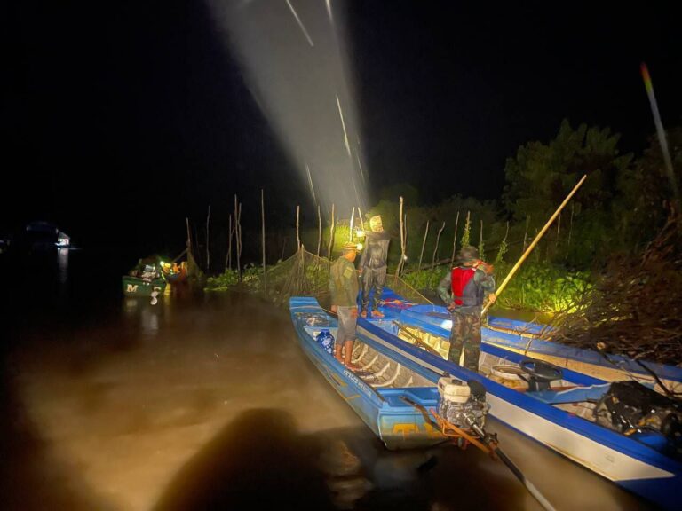 ក្រោមដំណក់ទឹកភ្លៀងយប់ថ្ងៃ១៧កម្លាំងសឹករង ខេត្តកំពង់ឆ្នាំងសហការ និងកម្លាំងកងពលតូចថ្មើរជើងលេខ៥១.៥២.៥៣ ចុះបង្ក្រាបបទល្មើសហ៊ុំសម្រាស់នៅចំណុចព្រែកតាសោមឃុំផាត់សណ្ដាយស្រុកកំពង់ស្វាយ