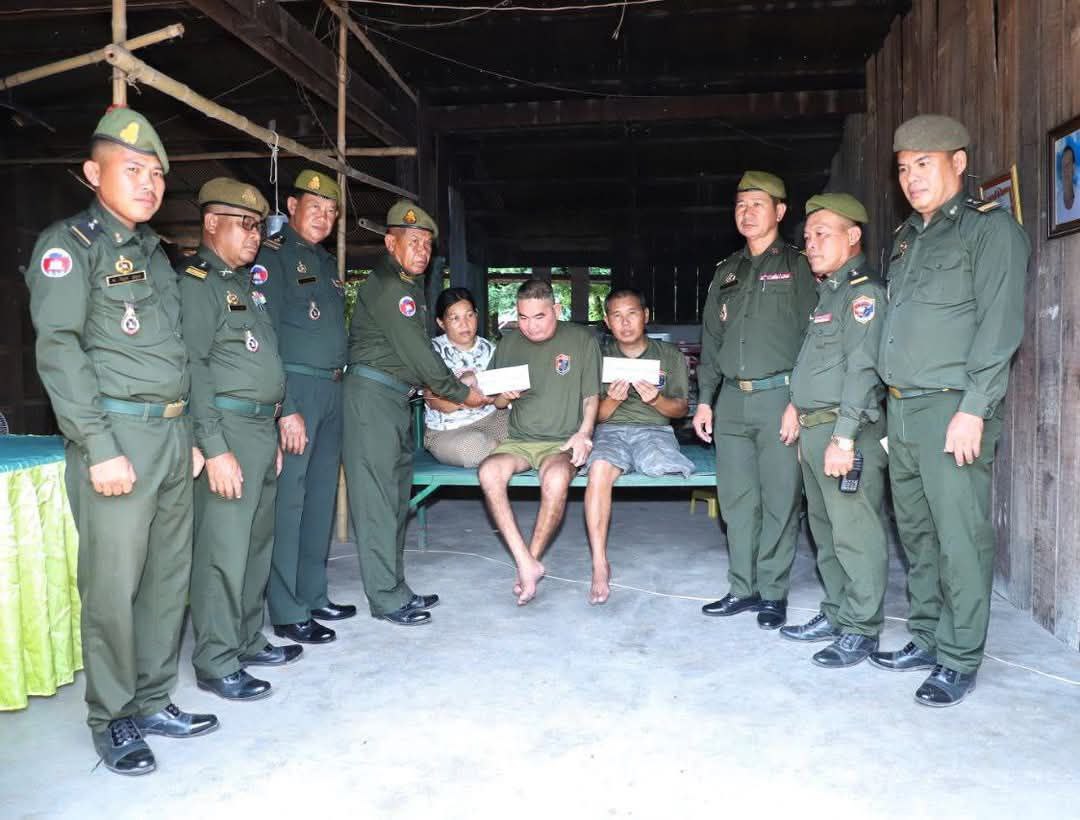 ថវិកាមូលនិធិមិត្តរួមអាវុធ ផ្តល់ជូនយោធិនវរសេនាតូចថ្មើរជើងលេខ៥១២ ចំនួន២នាក់ ដែលមានជំងឺសម្រាកព្យាបាល