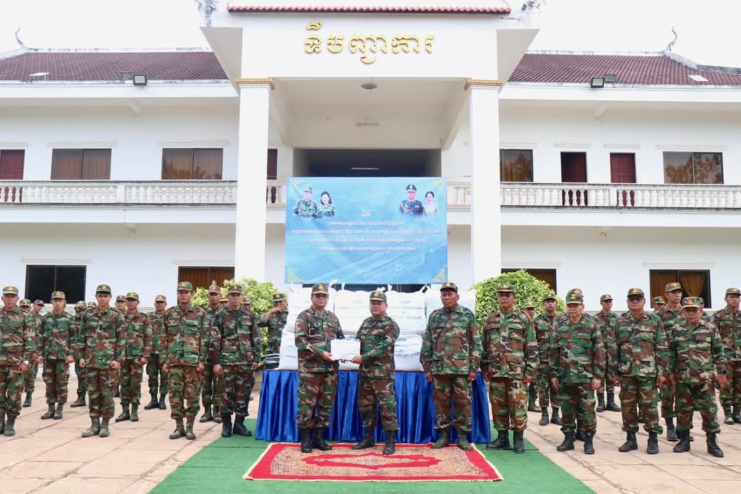 អាវភ្លៀង ដែលជាអំណោយដ៏ថ្លៃថ្លា របស់សម្ដេចអគ្គមហា សេនាបតីតេជោ ហ៊ុន សែន និងសម្ដេចកិតិ្តព្រឹទ្ធបណ្ឌិតប៊ុន រ៉ានី ហ៊ុនសែន សម្តេចមហាបវរធិបតី ហ៊ុន ម៉ាណែត និង លោកជំទាវបណ្ឌិត ពេជ្រ ចន្នមុន្នី ហ៊ុន ម៉ាណែត ត្រូវបានចែកជូន នាយទាហាន នាយទាហានរង និងពលទាហានរបស់ទីបញ្ជាការតំបន់ប្រតិបត្តិការសឹករងសៀមរាប យោធភូមិភាគទី៤