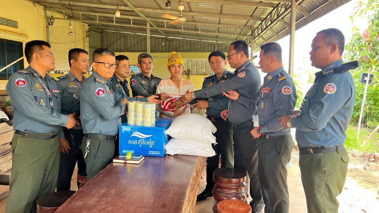 លោកឧត្តមសេនីយ៍ត្រី សៀ ទីន ចាត់តាំង​ក្រុមការងារចុះសួរសុខទុក្ខ លោកអនុសេនីយ៍ត្រី ថា មុន្នី ដែលភរិយាទើបសម្រាលកូនរួច