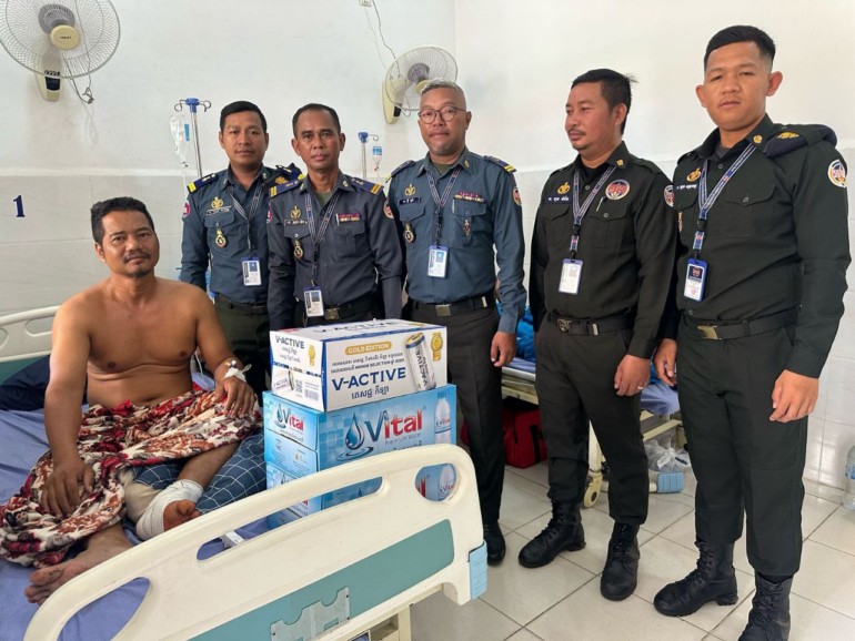 ក្រុមការងារ អាវុធហត្ថ​ខណ្ឌ​៧​មករា ចុះសួរសុខទុក្ខ​សមាជិក ដែល​ជួប​គ្រោះថ្នាក់​ចរាចរណ៍ កំពុង​សម្រាក​ព្យាបាល​នៅ​មន្ទីរពេទ្យ​!