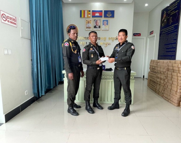 ​ក្រុមការងារ អាវុធហត្ថ​ខណ្ឌ​កំបូល ចូលរួម​រំលែក​ទុក្ខ​ដល់​គ្រួសារ​សមាជិក ដែល​ឪពុកក្មេក​របស់​លោក​ទ​ទួល​មរណៈភាព​!
