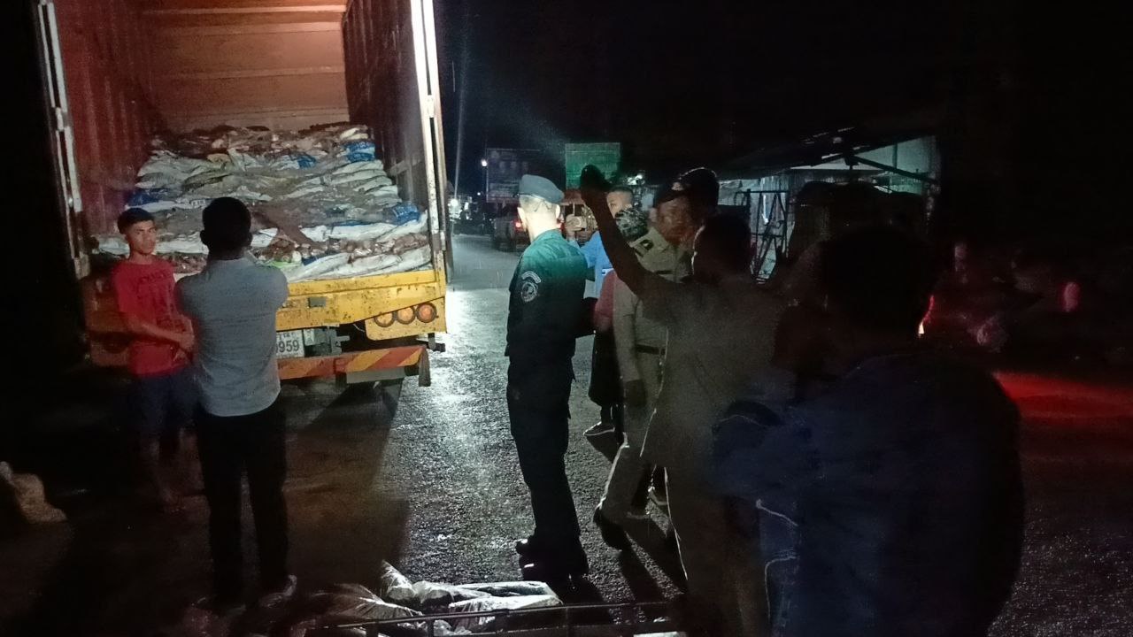 ត្រីប្រា(ក្លាសេ)ចំនួន០៣រថយន្តដែលក្រុមឈ្មួញដឹកនាំចេញពីប្រទេសថៃតាមច្រកទ្វារតំបន់ស្រុកម៉ាឡៃ ត្រូវបានសមត្ថកិច្ចខេត្តបាត់ដំបងបង្ក្រាបបាន
