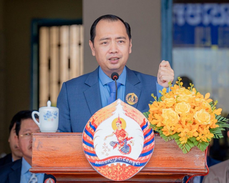 គណបក្ស​ប្រជាជន​កម្ពុជា​ជា​តួអង្គ​ស្នូល​តែមួយគត់​សង្គ្រោះ​ជាតិ និង​ពលរដ្ឋ ផ្តល់​សិទ្ធិ​គ្រប់យ៉ាង​ដែល​បាត់បង់​ដោយសារ​របប​ខ្មែរក្រហម និង​នាំ​យក​សុខសន្តិភាព​ពេញលេញ និង​អភិវឌ្ឍន៍​សេដ្ឋកិច្ច ជូន​មាតុភូមិ​កម្ពុជា
