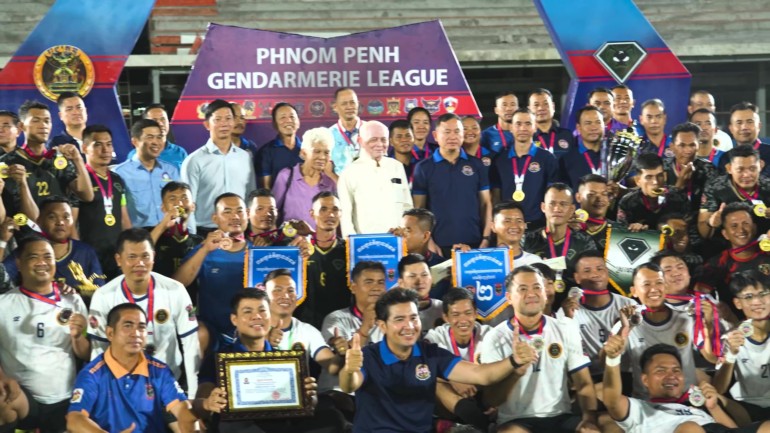 លោក​ឧត្តមសេនីយ៍ឯក រ័ត្ន ស្រ៊ាង អញ្ជើញ​ជា​អធិបតីភាព ក្នុង​ពិធី​បិទ​ការប្រកួត​កីឡាបាល់ទាត់ ពានរង្វាន់ កងរាជអាវុធហត្ថ​រាជធានី​ភ្នំពេញ ឆ្នាំ​២០២៥ ដើម្បី​អបអរសាទរ ខួប​លើក​ទី​៣២ ទិវា​បង្កើត​កងរាជអាវុធហត្ថ ១៤ កក្កដា ១៩៩៣ – ១៤ កក្កដា ២០២៥