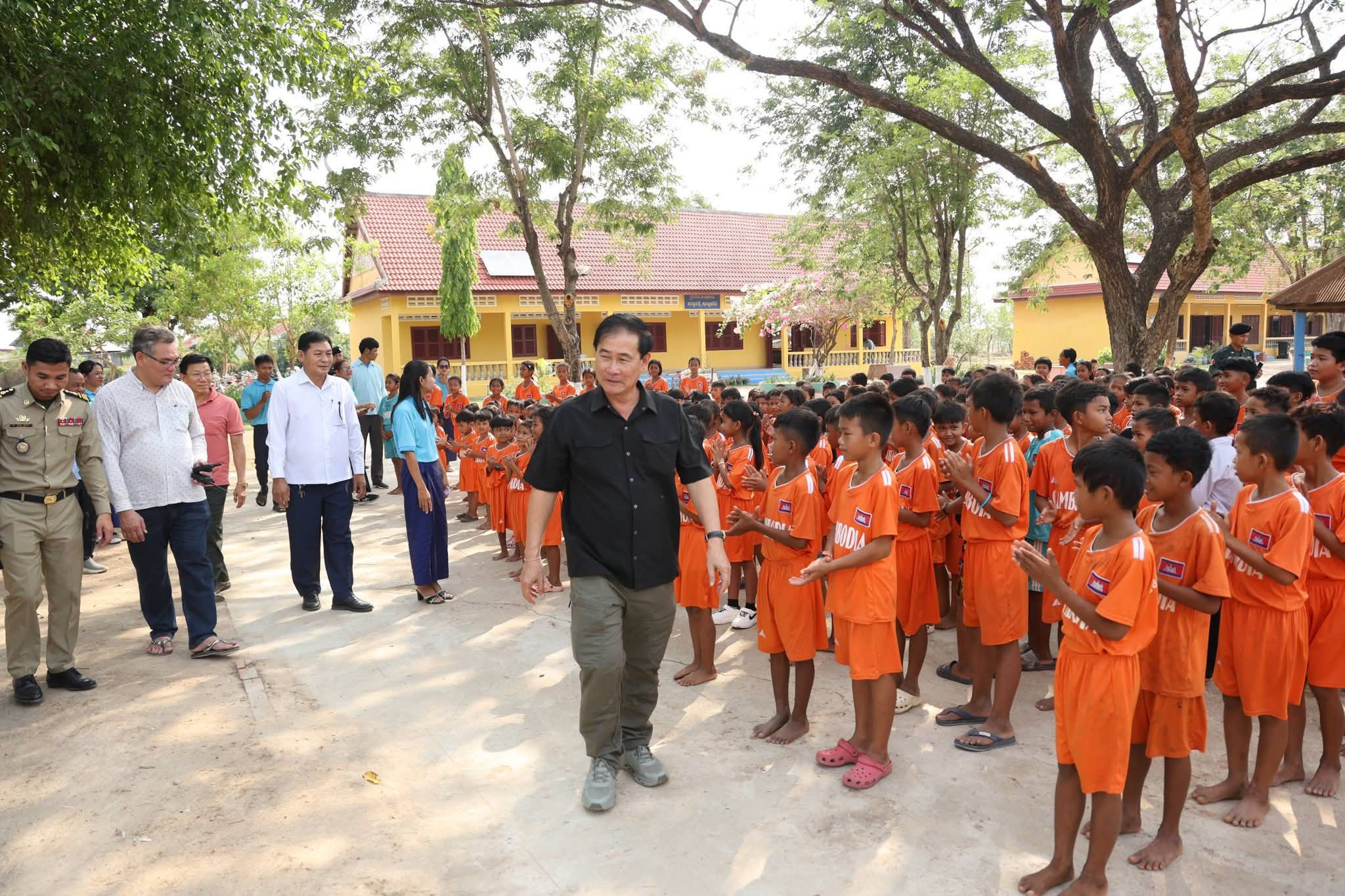អភិបាលខេត្តពោធិ៍សាត់ អញ្ជើញចុះជួបសំណេះសំណាលជាមួយ សិស្សានុសិស្ស លោកគ្រូ អ្នកគ្រូ នៅសាលាបឋមសិក្សា សម្តេចឪ សម្តេចម៉ែ