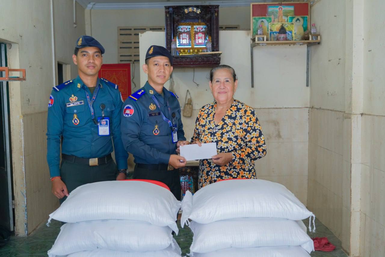 ឧត្តមសេនីយ៍ឯក រ័ត្ន ស៊្រាង បន្តជួយដល់គ្រួសារអតីតអ្នករួមការងារនាសម័យរដ្ឋកម្ពុជា!